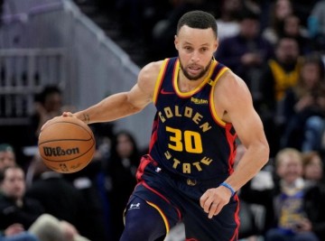 亚博体育官网-库里双侧膝盖均遭伤病 西区榜首大战勇士形势不利